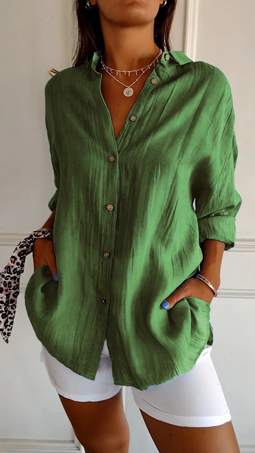 "Chemise plissée élégante en tissu léger, style polyvalent pour femmes, idéale pour tenues habillées comme décontractées."