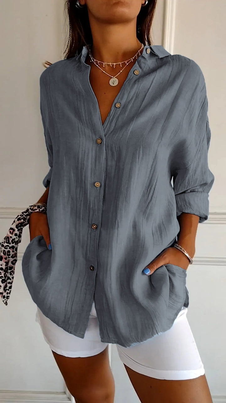 "Chemise plissée élégante en tissu léger, style polyvalent pour femmes, idéale pour tenues habillées comme décontractées."