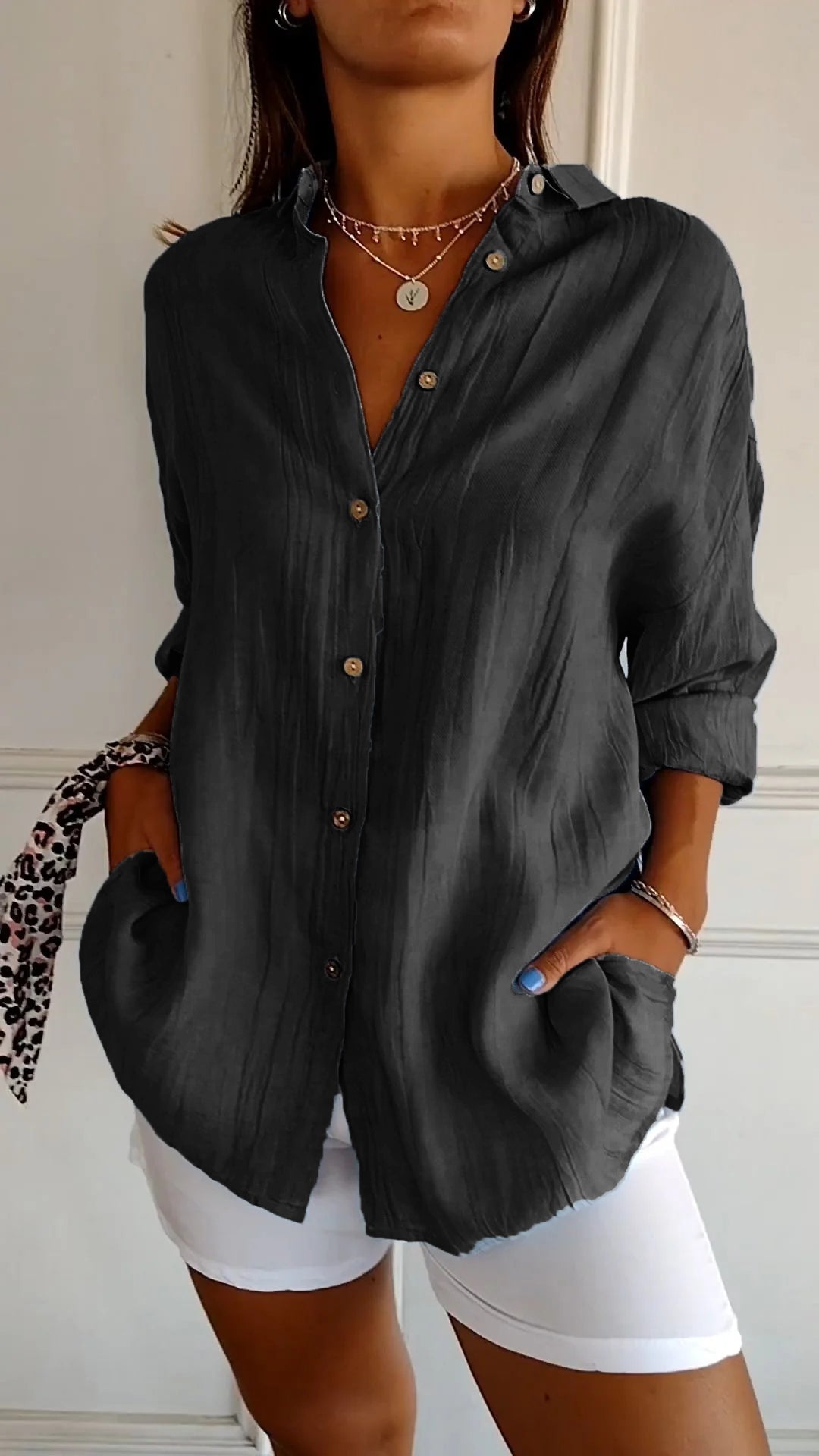 "Chemise plissée élégante en tissu léger, style polyvalent pour femmes, idéale pour tenues habillées comme décontractées."
