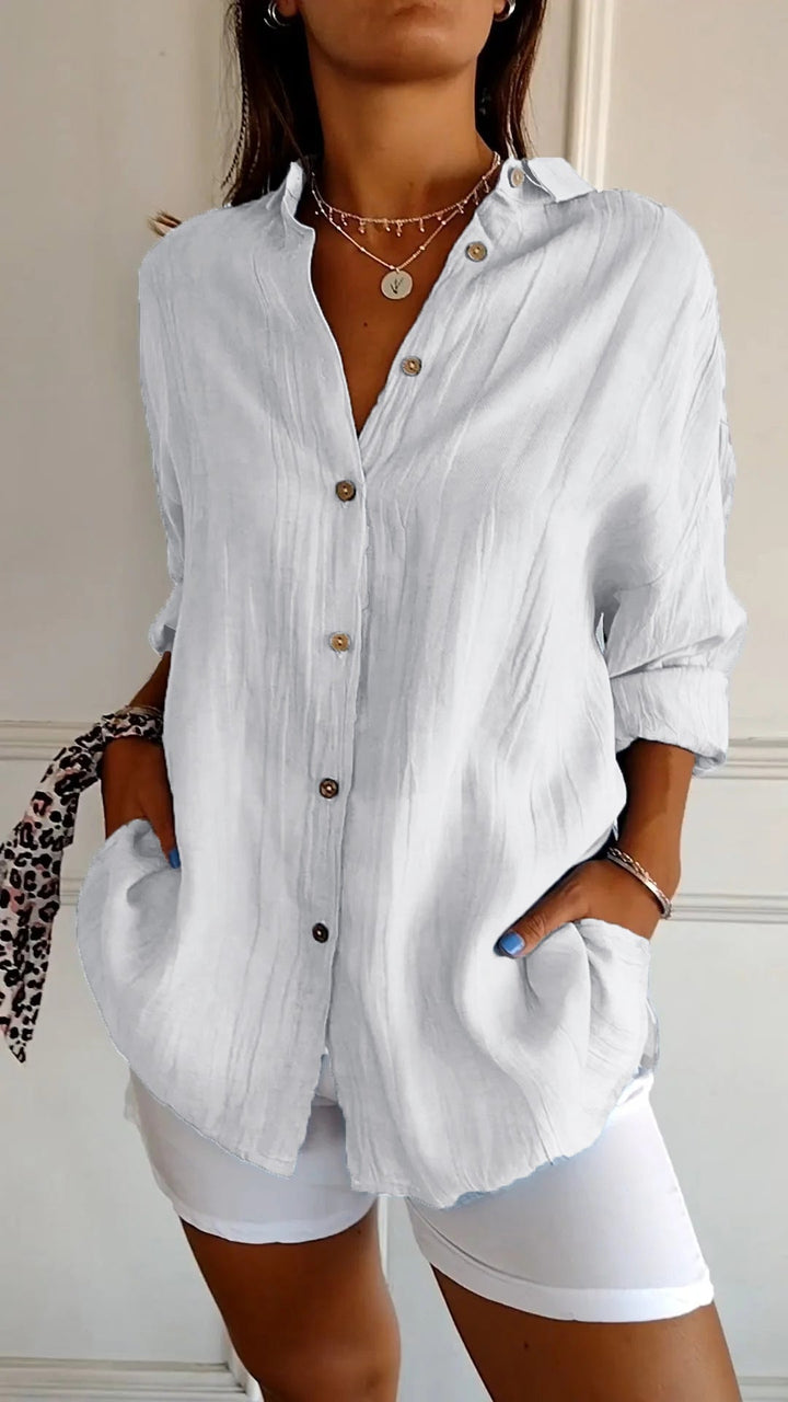"Chemise plissée élégante en tissu léger, style polyvalent pour femmes, idéale pour tenues habillées comme décontractées."