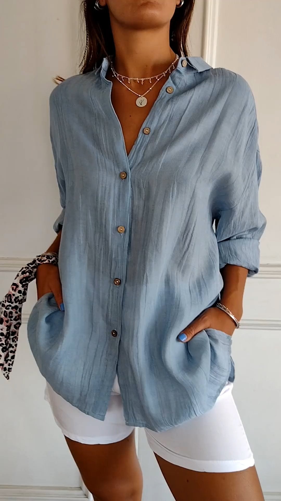 "Chemise plissée élégante en tissu léger, style polyvalent pour femmes, idéale pour tenues habillées comme décontractées."