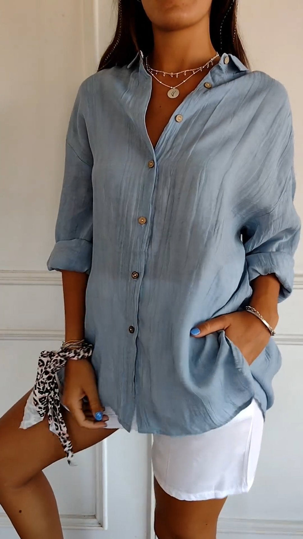 "Chemise plissée élégante en tissu léger, style polyvalent pour femmes, idéale pour tenues habillées comme décontractées."
