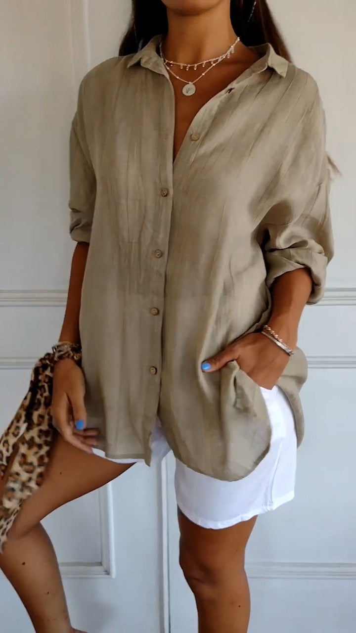 "Chemise plissée élégante en tissu léger, style polyvalent pour femmes, idéale pour tenues habillées comme décontractées."