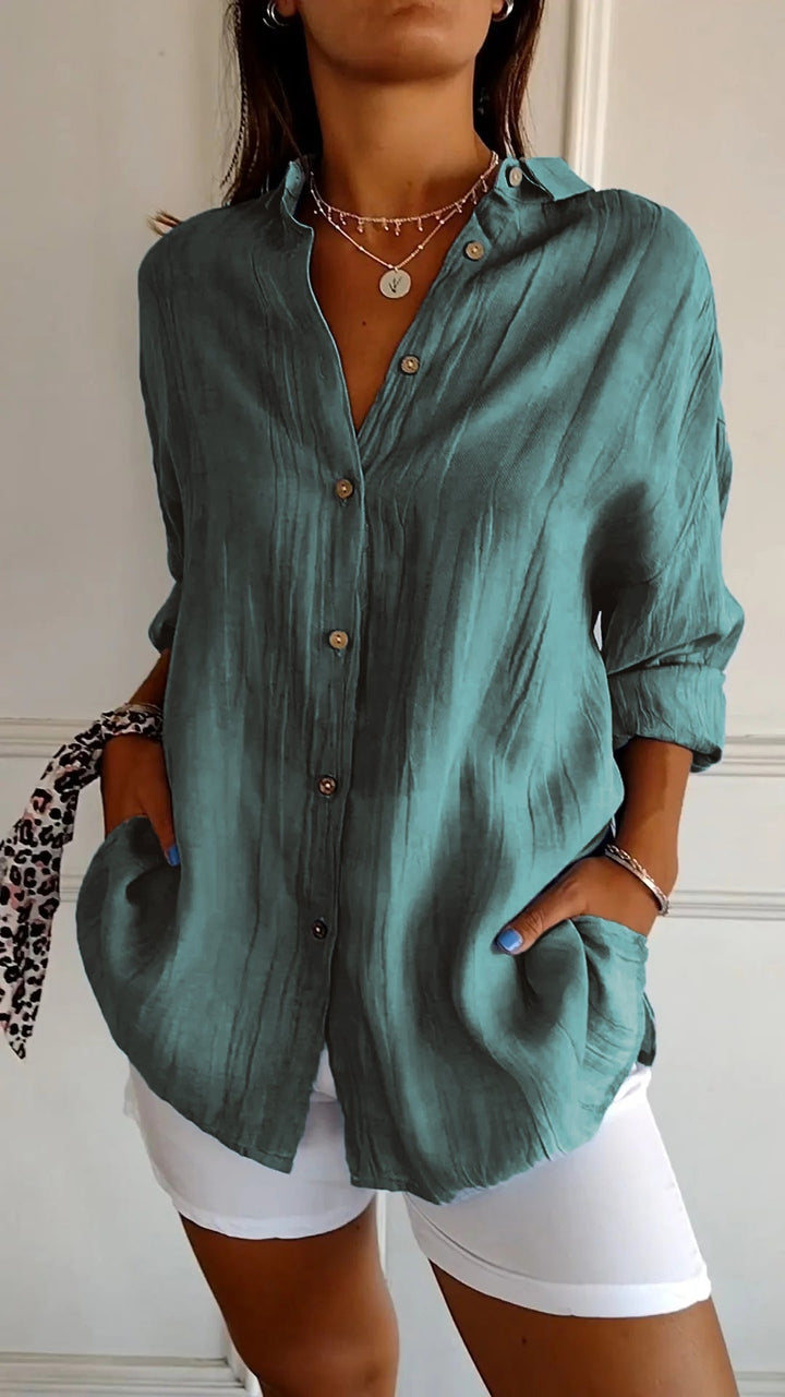 "Chemise plissée élégante en tissu léger, style polyvalent pour femmes, idéale pour tenues habillées comme décontractées."