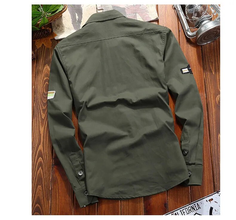 Chemise boutonnée décontractée pour homme, style utilitaire, pratique et mode masculine. Avec poches.