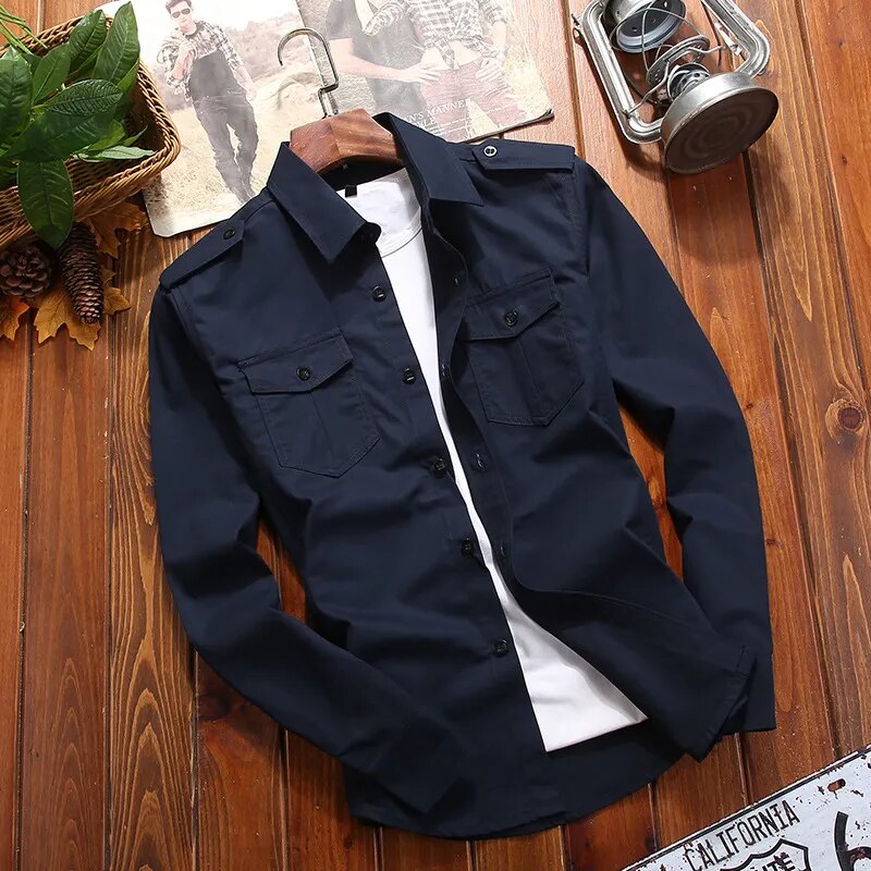 Chemise robuste type Ranger homme, idéale pour le quotidien ou l'aventure. Boutonnée, style classique.