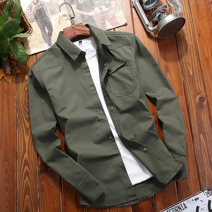 Chemise style utilitaire homme, manches longues, boutonnée, offrant un confort et une durabilité excellents.
