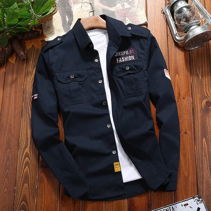 Chemise homme manches longues, look décontracté et robuste. Style utilitaire avec poches, idéal pour toute occasion.