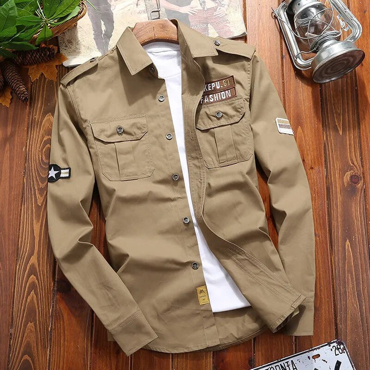 Vêtement masculin intemporel : chemise boutonnée Ranger homme, style pratique, confort et élégance.