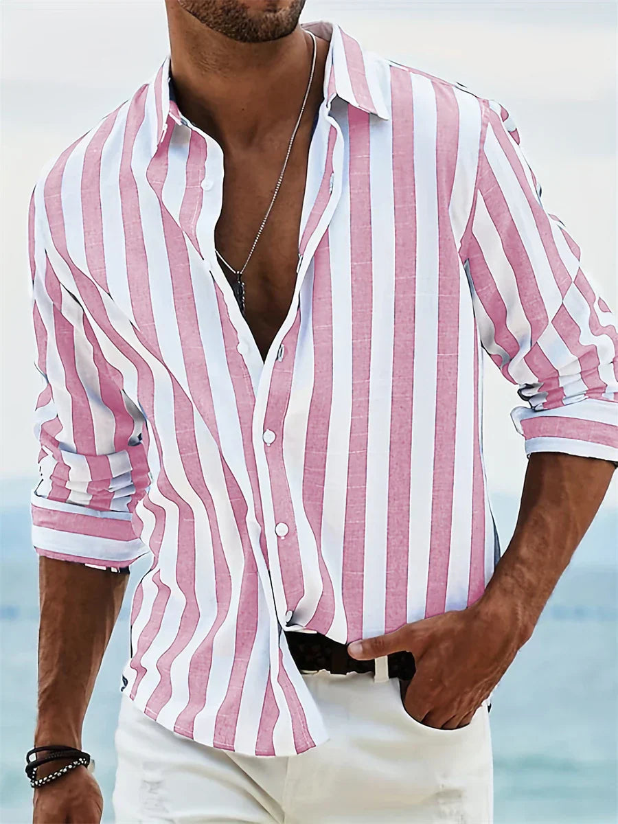Chemise rayée homme à motif classique. Vêtement décontracté polyvalent pour un style casual chic estival.