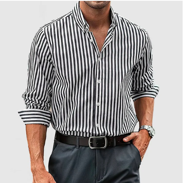 Homme portant chemise rayée élégante et décontractée pour l'automne. Manches longues, un look mode parfait au quotidien.