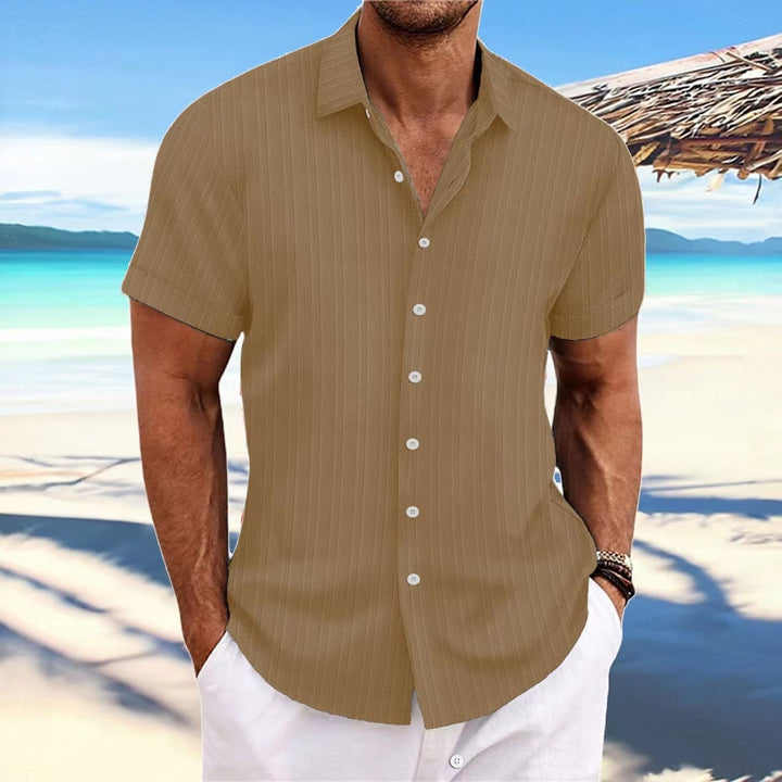 Chemise rayée homme en coton et lin, élégante et intemporelle, parfaite pour un look classique et confortable.