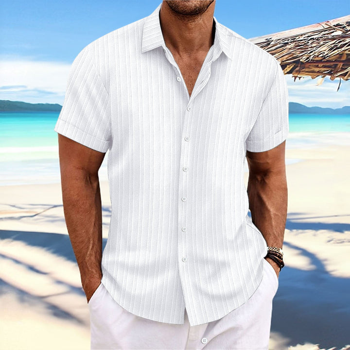 Chemise rayée homme en coton et lin, élégante et intemporelle, parfaite pour un look classique et confortable.