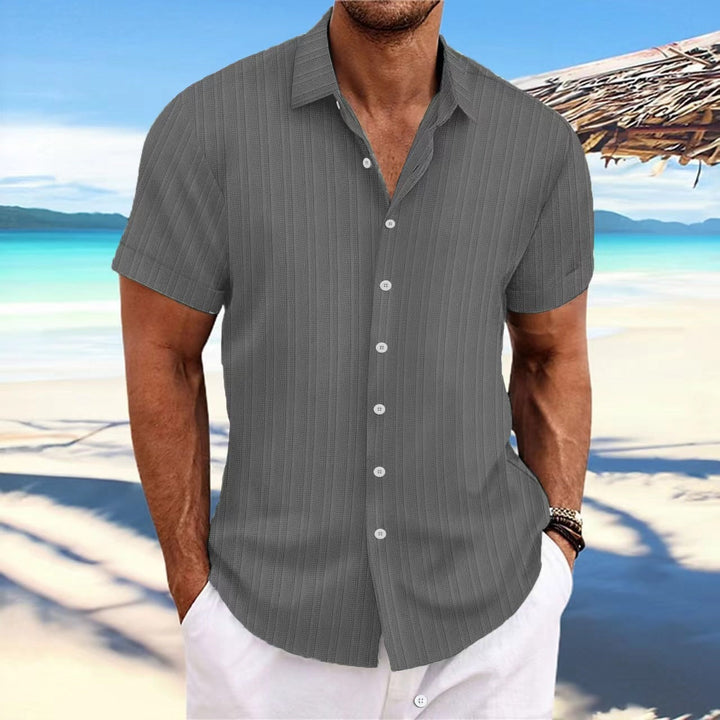 Chemise rayée homme en coton et lin, élégante et intemporelle, parfaite pour un look classique et confortable.