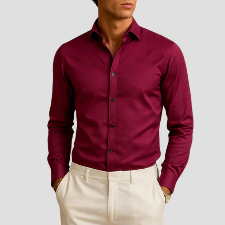 "Chemise slim homme élégante moderne, vue frontale, coupe ajustée, col classique, tissu doux, bordeaux, lignes nettes"