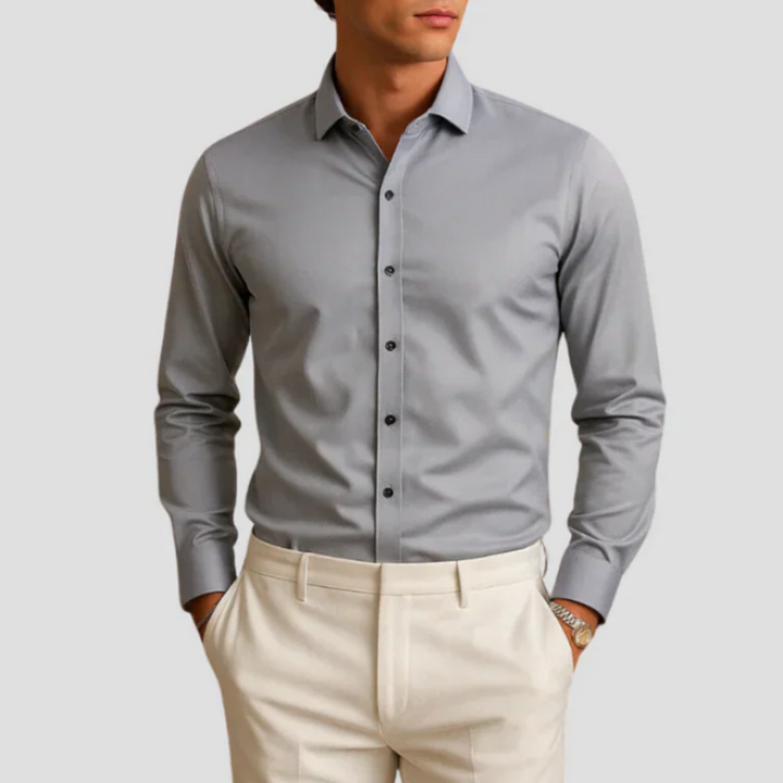 "Chemise slim homme élégante moderne, vue frontale, coupe ajustée, col classique, tissu doux, bordeaux, lignes nettes"