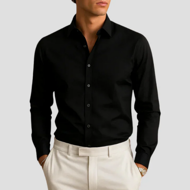 "Chemise slim homme élégante moderne, vue frontale, coupe ajustée, col classique, tissu doux, bordeaux, lignes nettes"