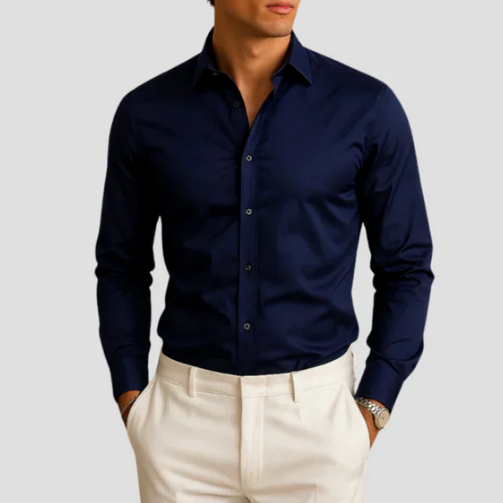 "Chemise slim homme élégante moderne, vue frontale, coupe ajustée, col classique, tissu doux, bordeaux, lignes nettes"