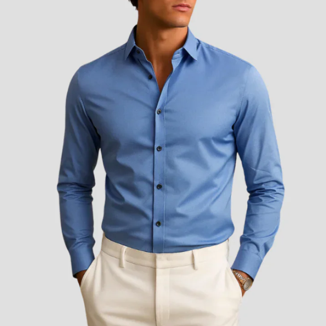 "Chemise slim homme élégante moderne, vue frontale, coupe ajustée, col classique, tissu doux, bordeaux, lignes nettes"