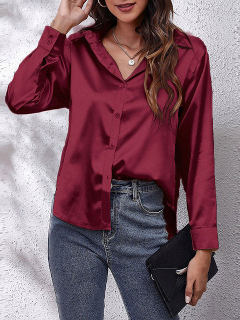 Chemise soie manches longues, coupe élégante et classique.  Soie fluide,  silhouette féminine.