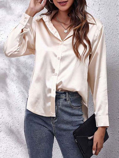 Chemise soie manches longues, coupe élégante et classique.  Soie fluide,  silhouette féminine.