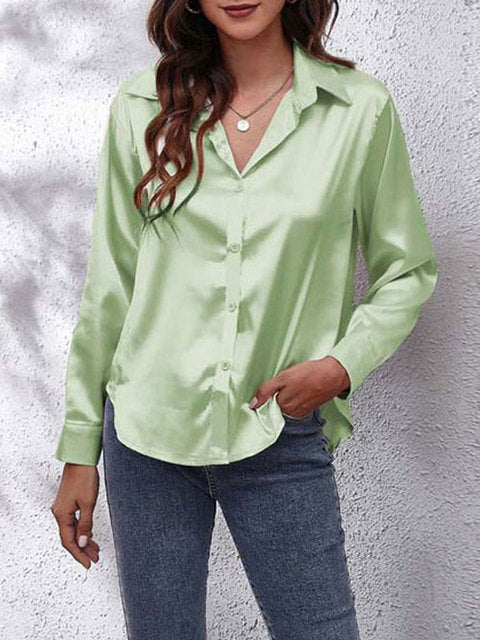 Chemise soie manches longues, coupe élégante et classique.  Soie fluide,  silhouette féminine.