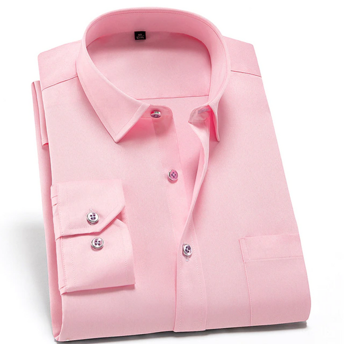 Homme actif en chemise anti-froissement stretch, adaptée aux mouvements, style élégant et confort durable.