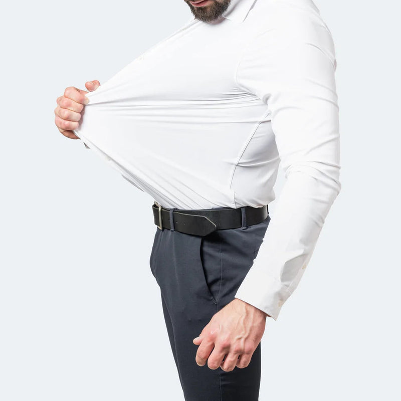Homme élégant portant une chemise stretch anti-froissement, coupe moderne, confort toute la journée.
