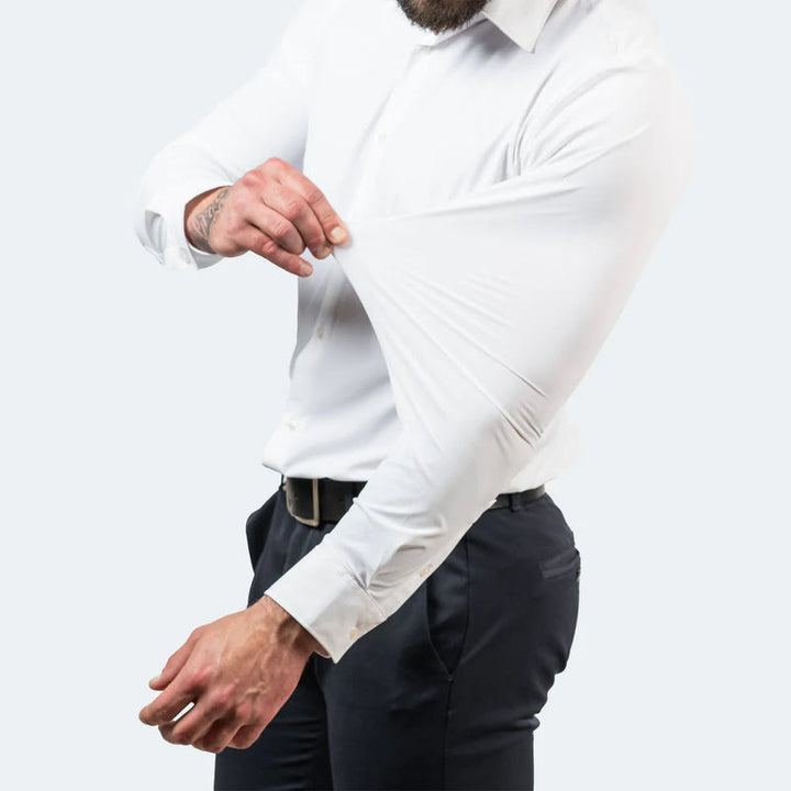 Col classique d'une chemise homme stretch anti-froissement, parfaite pour un look soigné sans effort.