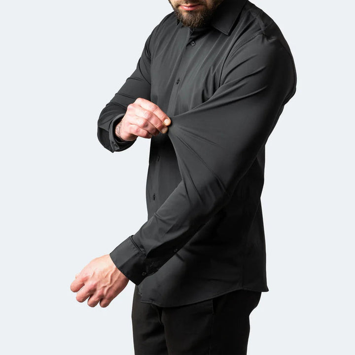 Chemise stretch pour homme sur cintre, élégance sans effort, bureau ou look décontracté moderne en automne.