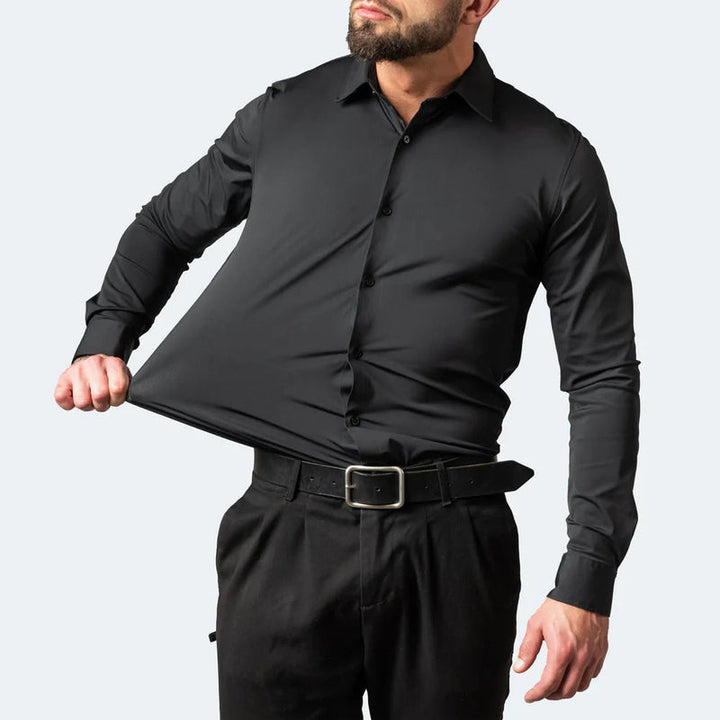 Homme en chemise anti-froissement stretch au bureau, look professionnel impeccable, confort maximal garanti.