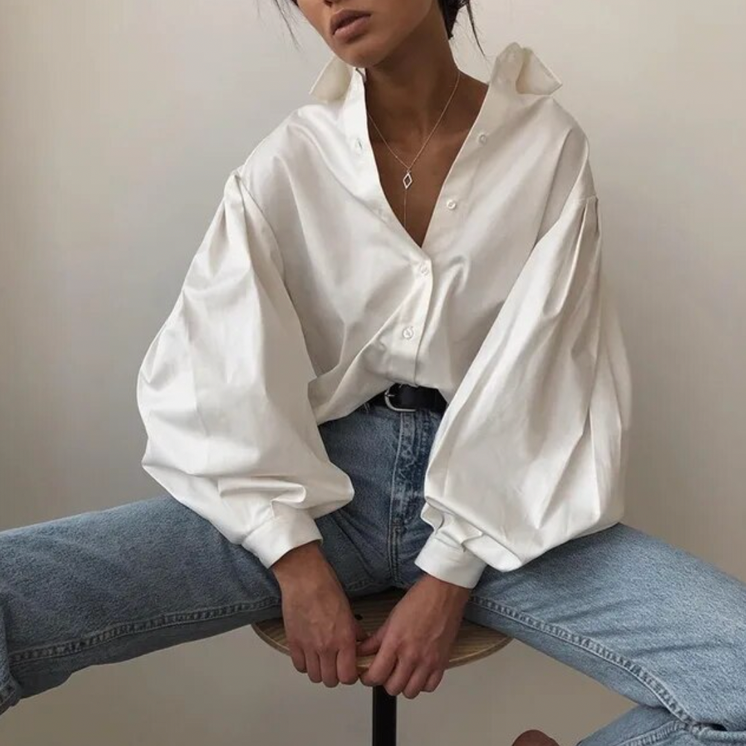 Chemisier blanc élégant pour femme avec manches bouffantes, idéal pour un look chic et confortable en toute saison.