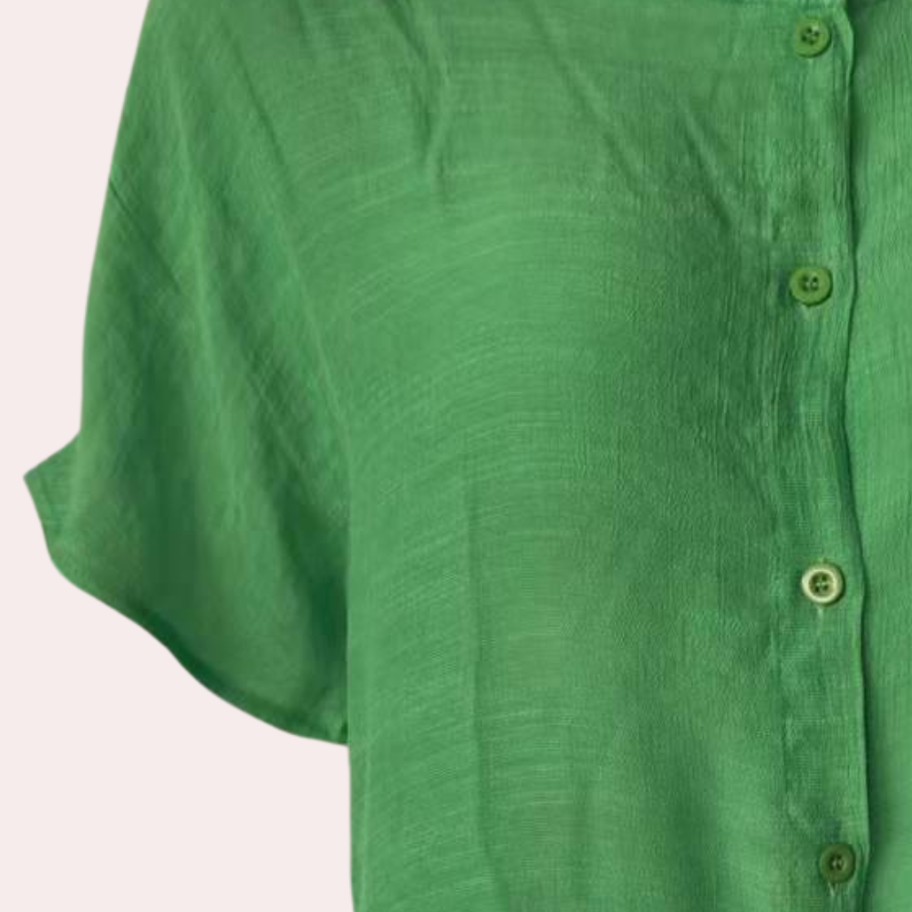 "Chemisier en lin vert pour femmes, ample et élégant, parfait pour un style décontracté d'été."