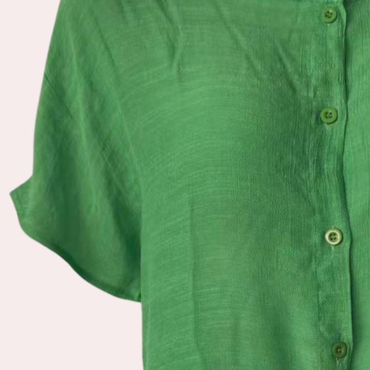 "Chemisier en lin vert pour femmes, ample et élégant, parfait pour un style décontracté d'été."