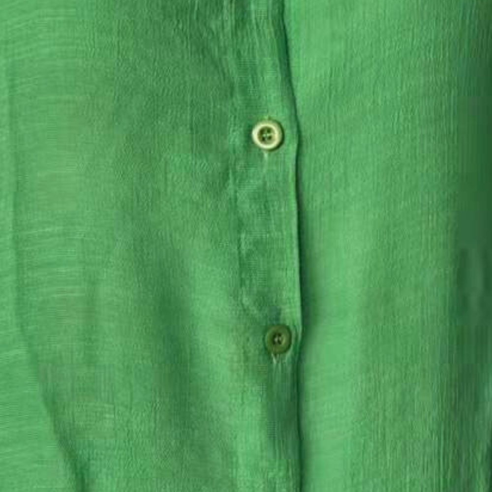 "Chemisier en lin vert pour femmes, ample et élégant, parfait pour un style décontracté d'été."