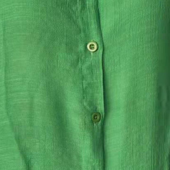 "Chemisier en lin vert pour femmes, ample et élégant, parfait pour un style décontracté d'été."