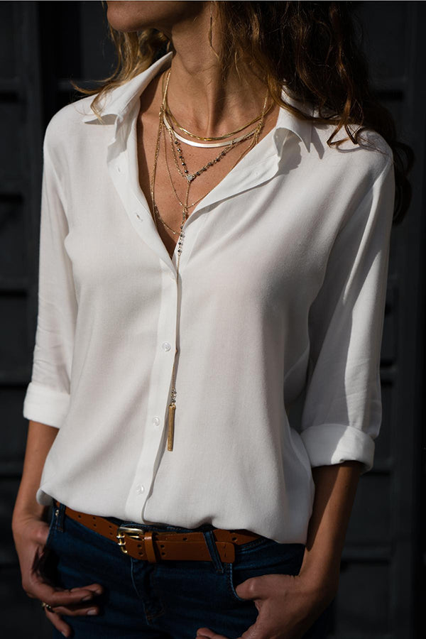 Chemisier féminin chic léger, à coupe cintrée, en tissu aéré, disponible en couleurs classiques et vibrantes.