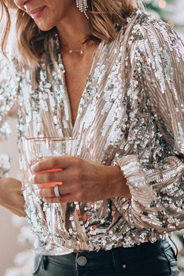 Chemisier femme tendance argenté, style décontracté chic, idéal pour les vêtements féminins d'automne et les looks glamour.