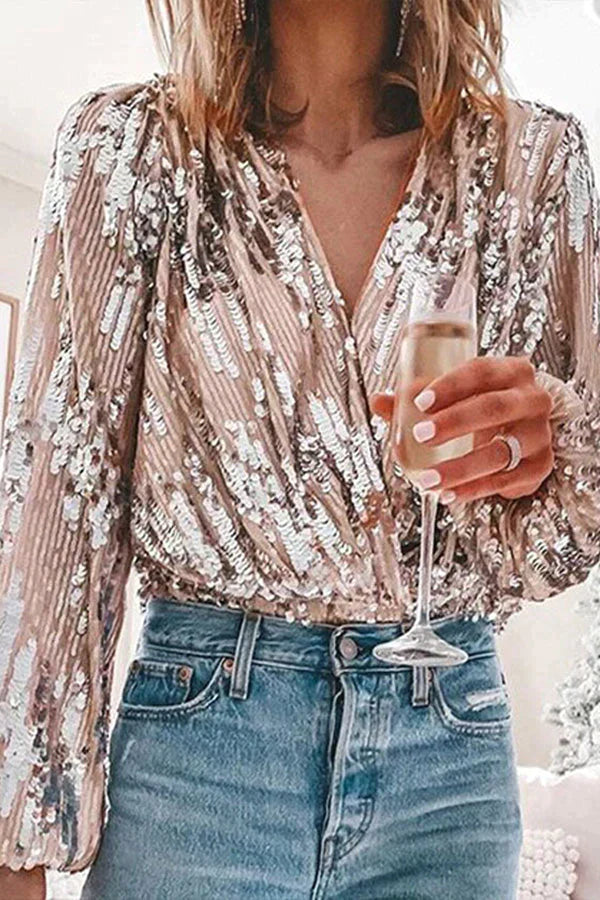 Chemisier femme argenté élégant, un haut féminin à manches longues, idéal pour une tenue chic et un look glamour d'automne.