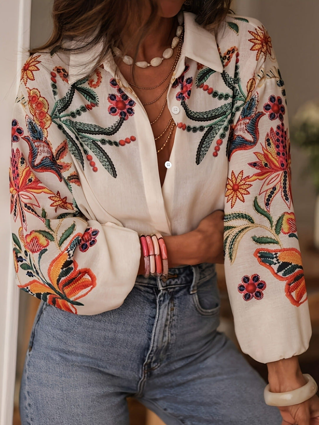 Détail de la broderie florale élégante sur un chemisier bohème femme, parfait pour un look printanier chic.