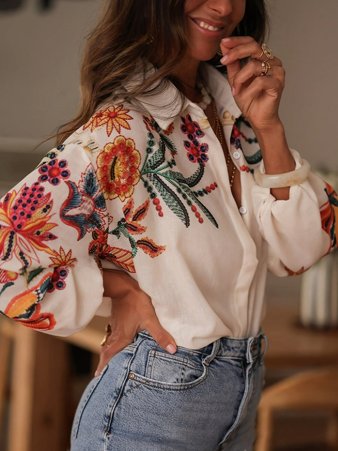 Chemisier femme bohème léger avec broderie florale élégante, un top mode féminine pour l'été et le printemps.
