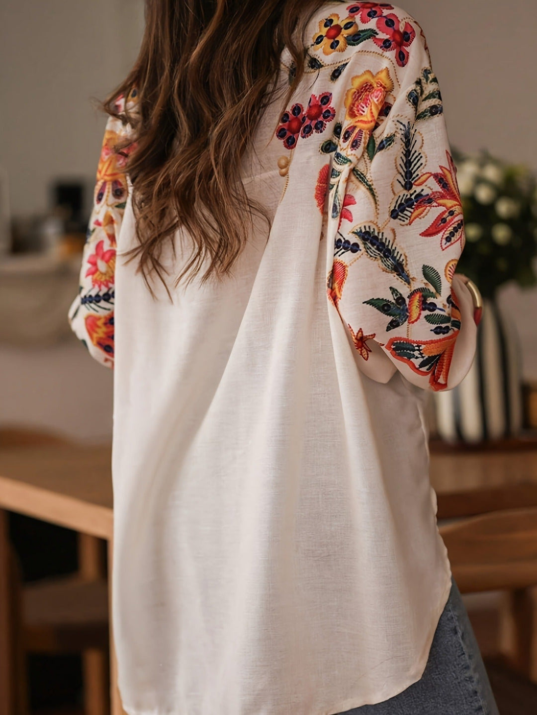 Vue d'ensemble d'un chemisier femme bohème à broderie florale, coupe élégante, parfait pour l'été.