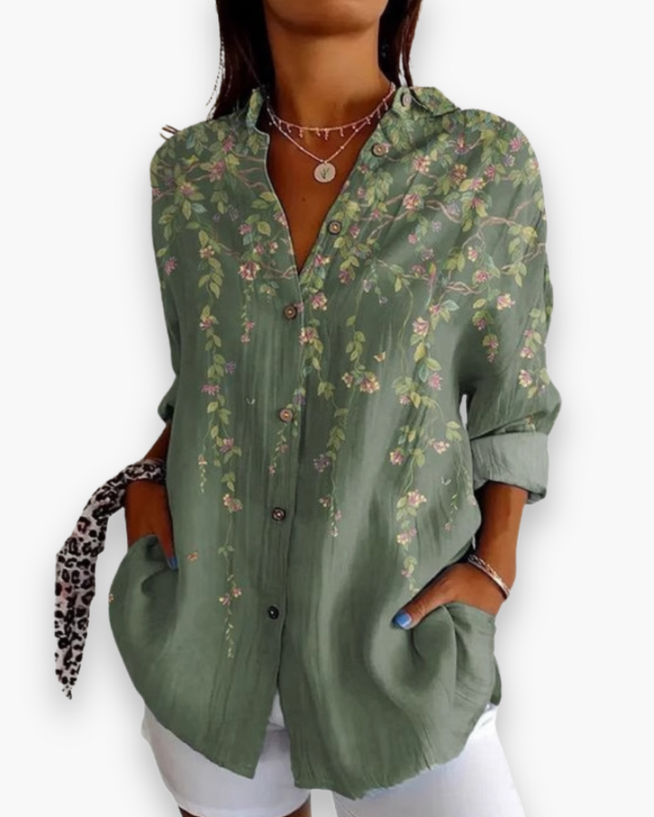 "Chemisier femme chic imprimé élégant, coupe fluide, motifs sophistiqués, idéal pour style raffiné et occasions spéciales."