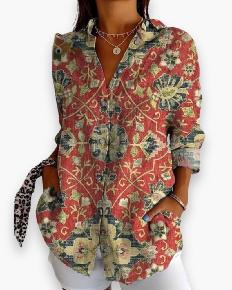 "Chemisier femme chic imprimé élégant, coupe fluide, motifs sophistiqués, idéal pour style raffiné et occasions spéciales."