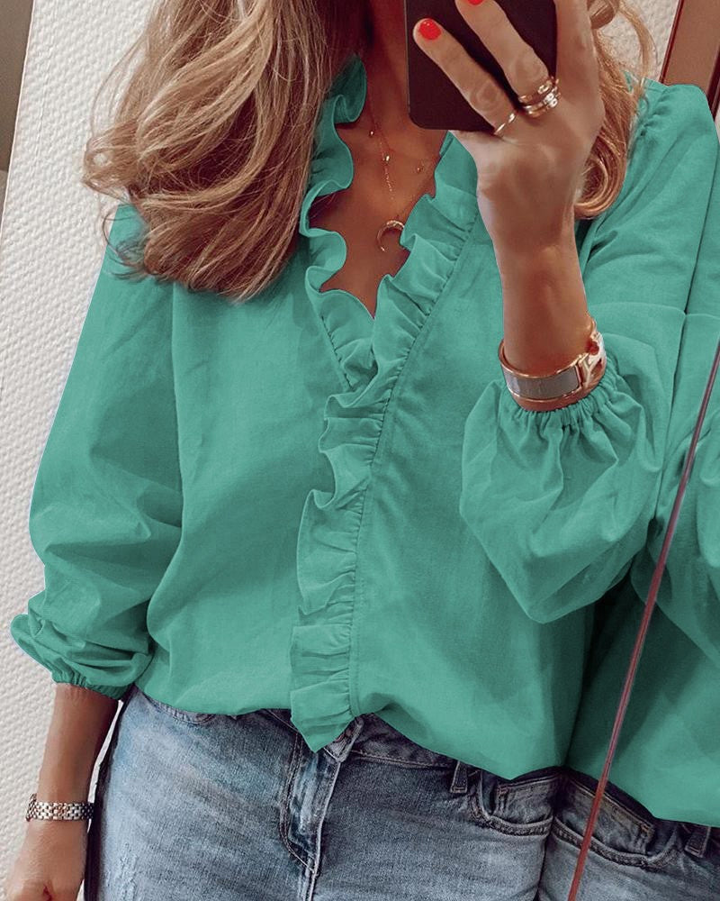Blouse femme élégante à volants et manches lanterne, un incontournable mode pour une allure féminine et moderne.