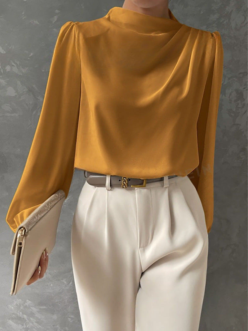 Blouse femme blanche chic à col montant, manches longues. Parfaite pour un look professionnel ou quotidien élégant.