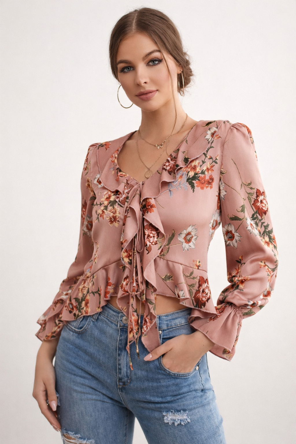 Chemisier floral élégant pour femme avec volants, col en V et manches longues. Idéal printemps/été.