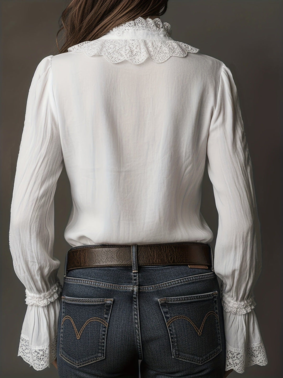 Chemisier blanc fluide chic pour femme, détails dentelle. Parfait pour une mode printanière ou estivale élégante et confortable.