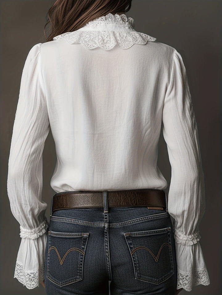 Chemisier blanc fluide chic pour femme, détails dentelle. Parfait pour une mode printanière ou estivale élégante et confortable.