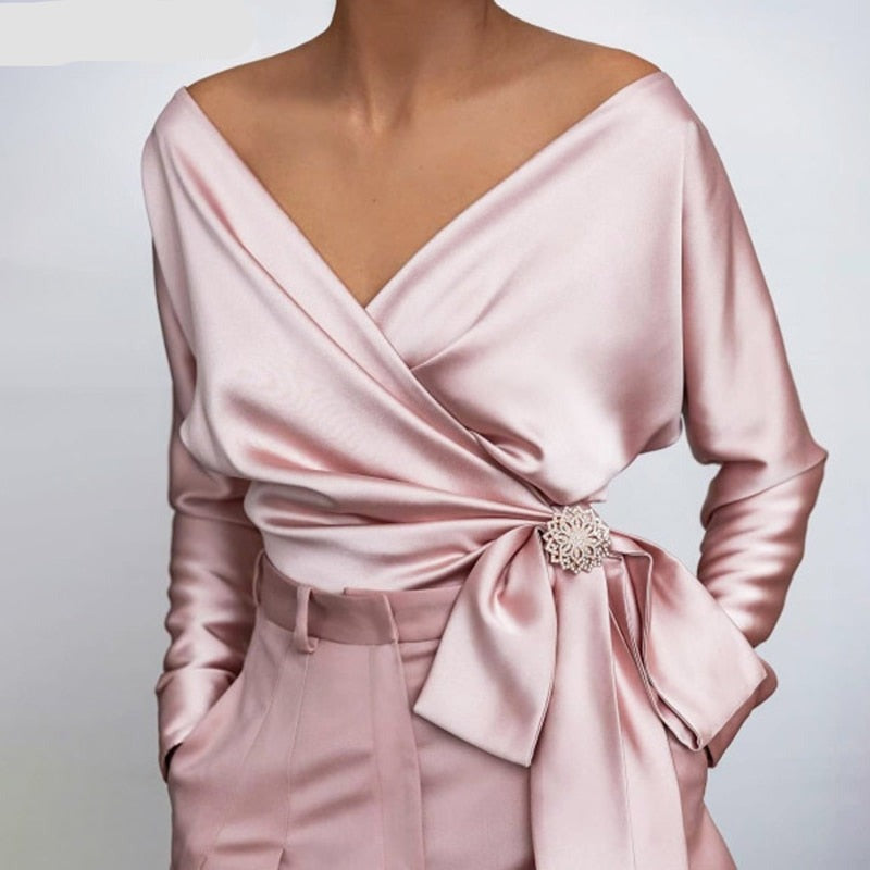 Blouse féminine et intemporelle, ce haut élégant offre confort et style pour toutes occasions.